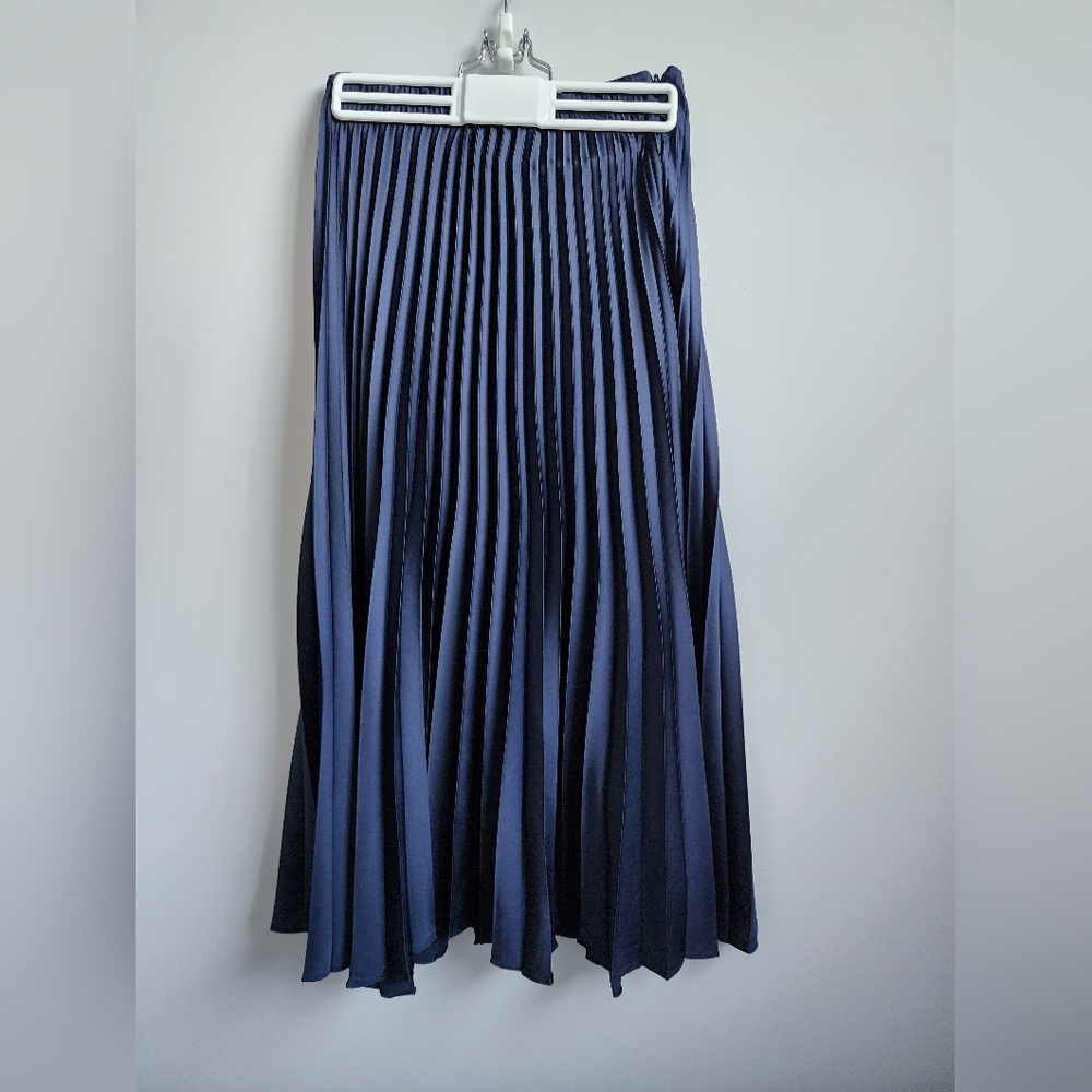 Dynamite navy blue silky midi pleated skirt